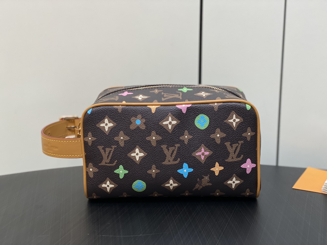 l**is V*t*n locker dopp kit pouch -23 x 13 x 12cm