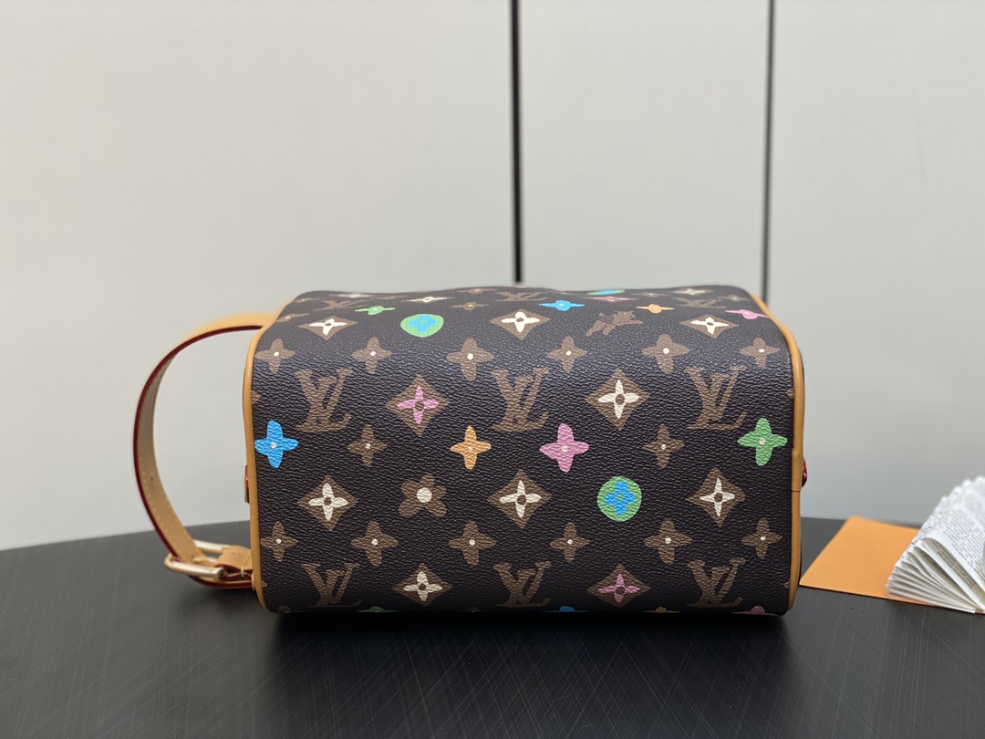 l**is V*t*n locker dopp kit pouch -23 x 13 x 12cm