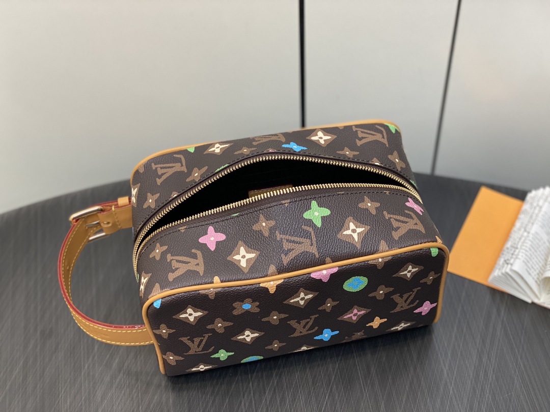 l**is V*t*n locker dopp kit pouch -23 x 13 x 12cm
