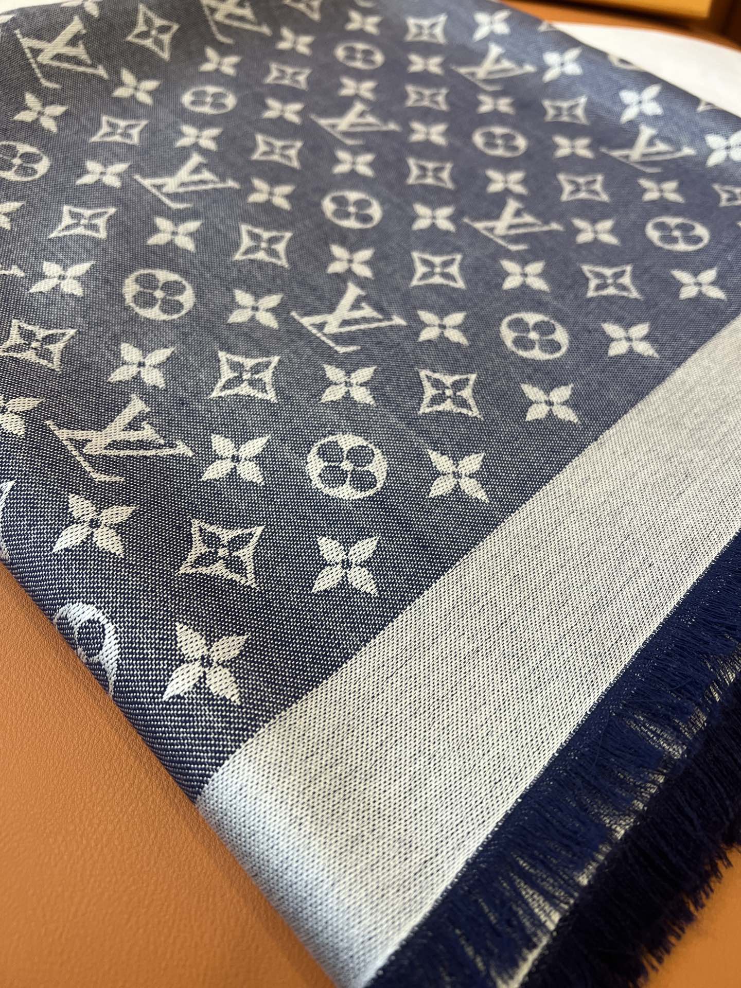 l**is V*t*n scarf