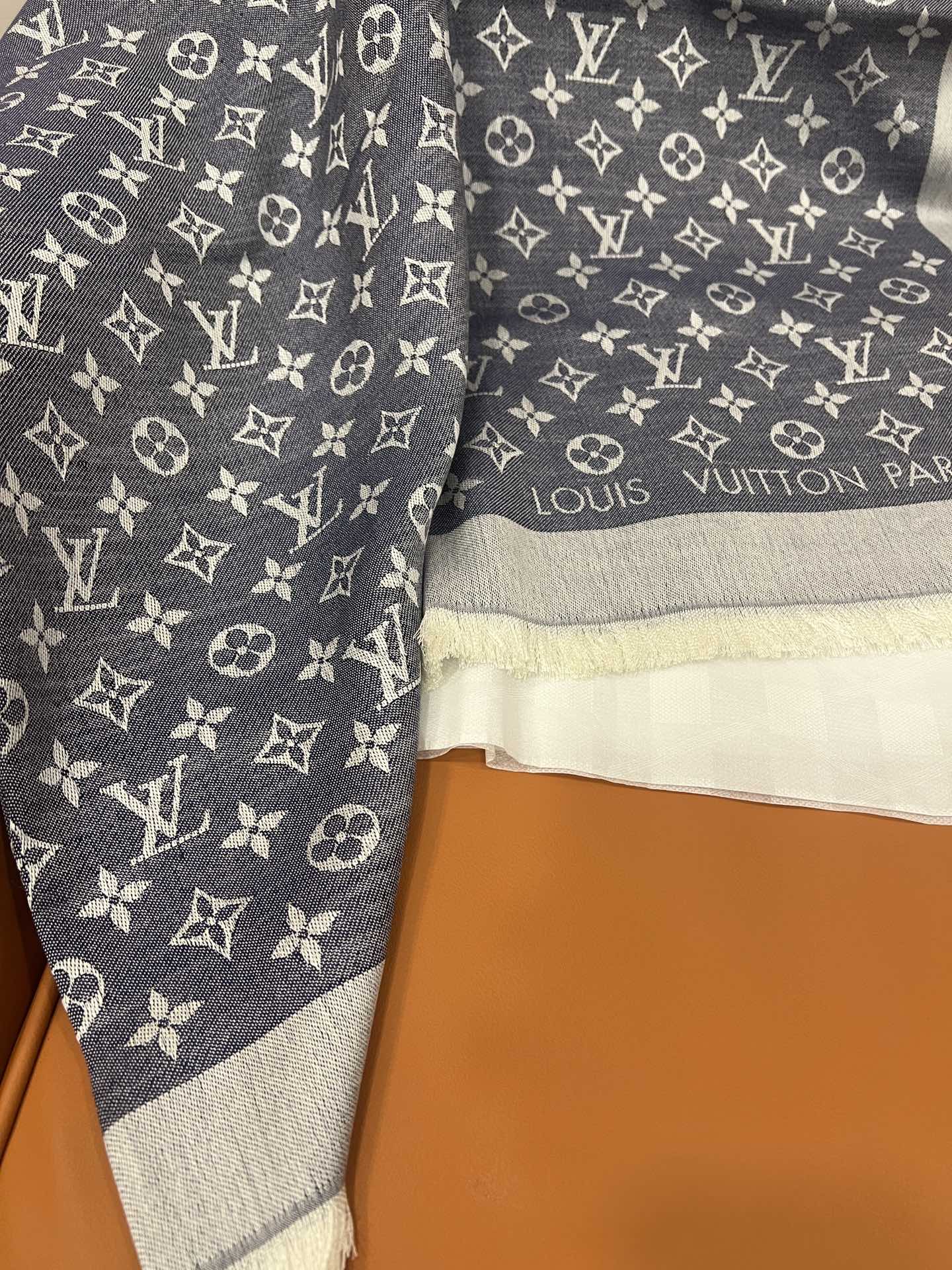 l**is V*t*n scarf