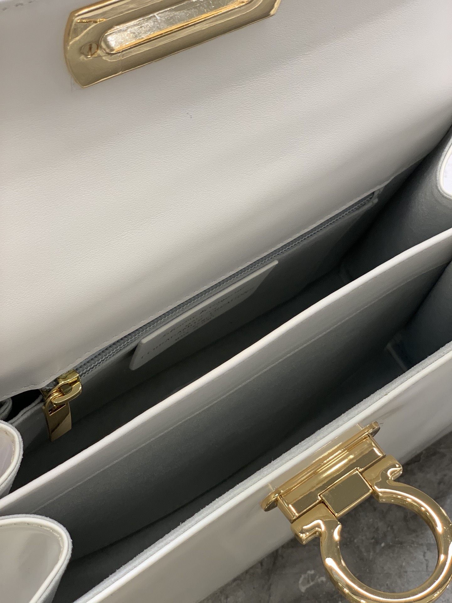 Ferragamo Tote-27×20×10CM