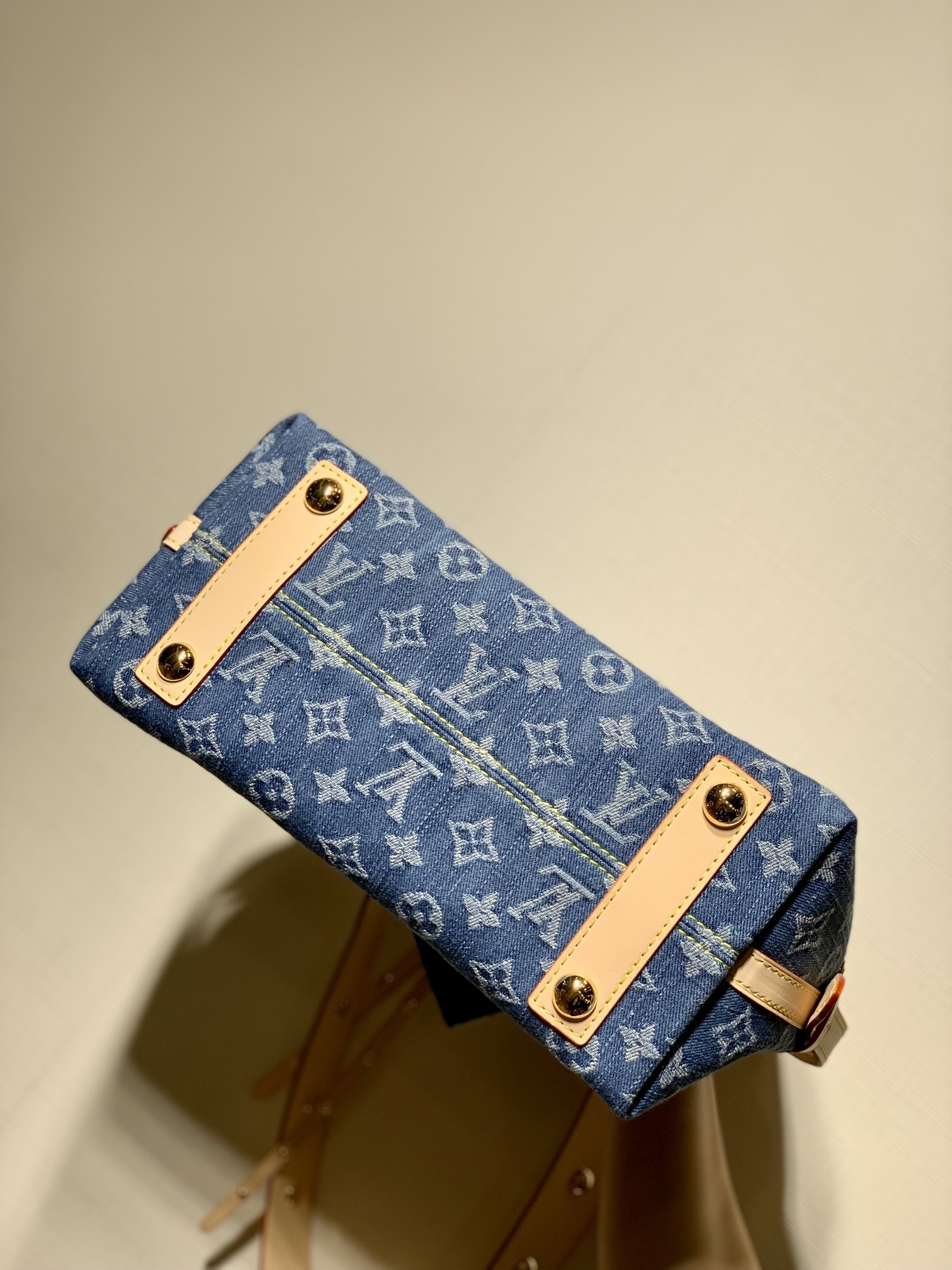 l**is V*t*n carryall mm-mm×24×12cm