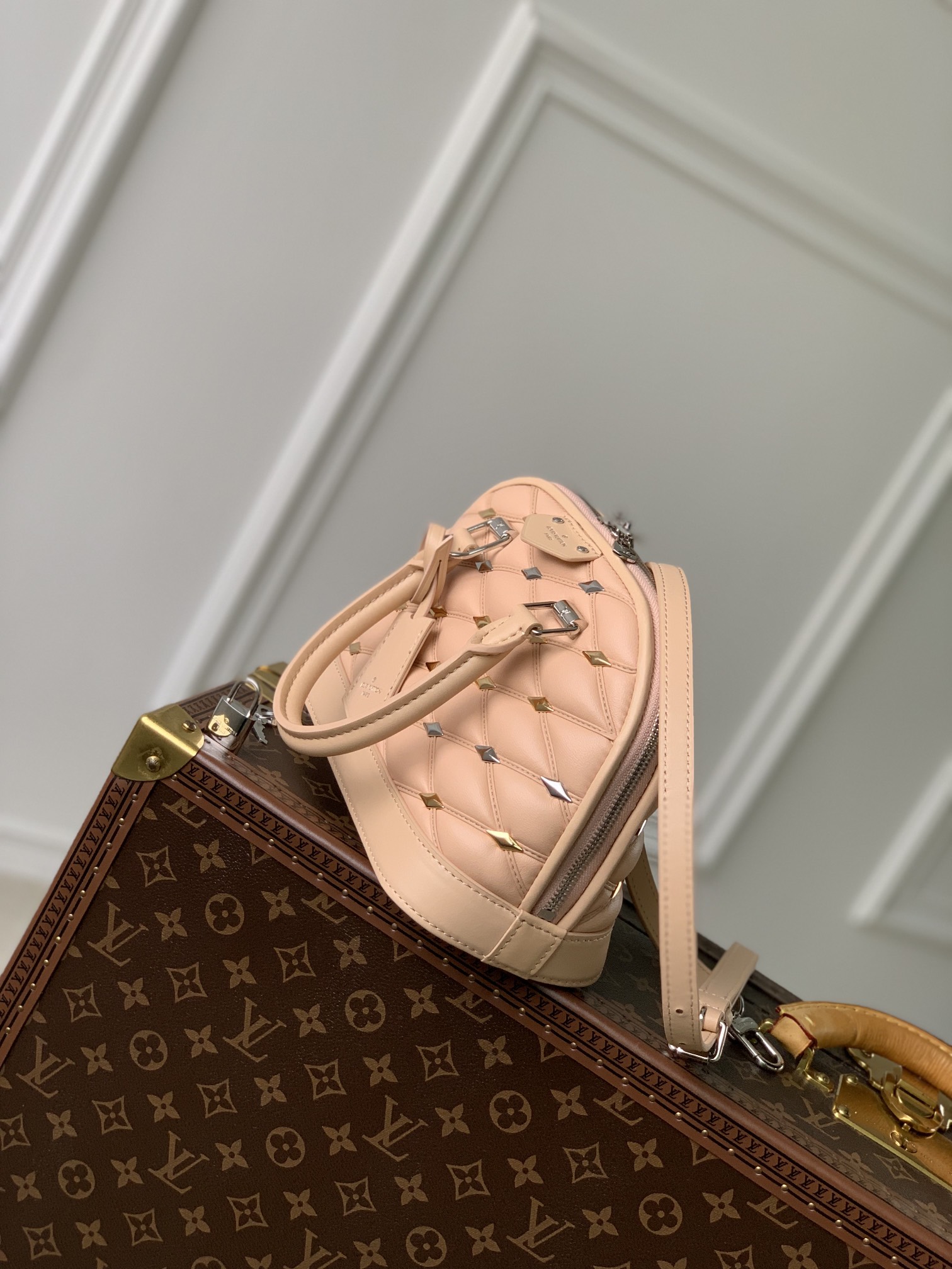 l**is V*t*n alma bb m24062-23.5 x 17.5 x 11.5cm