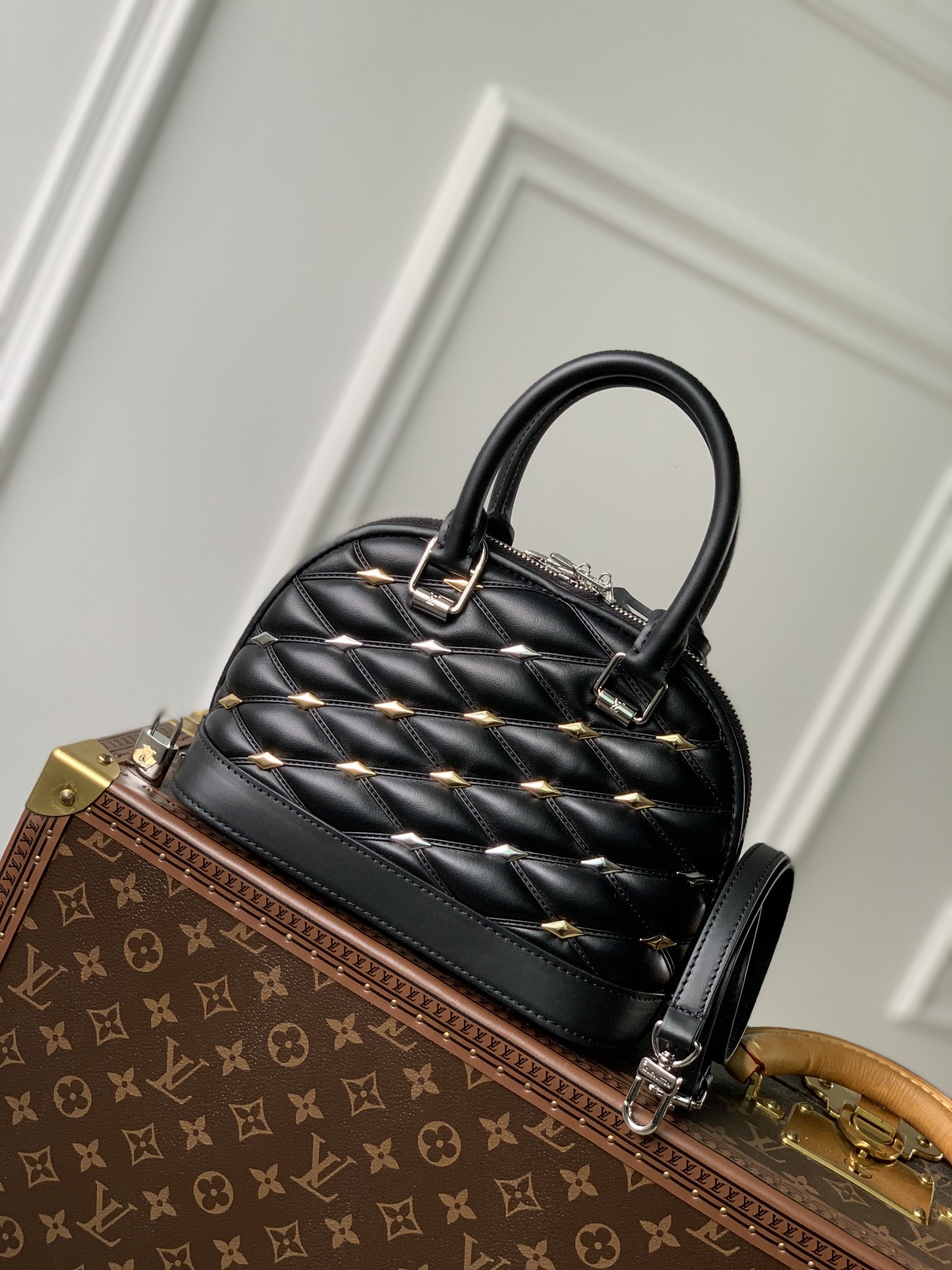 l**is V*t*n alma bb m24062-23.5 x 17.5 x 11.5cm