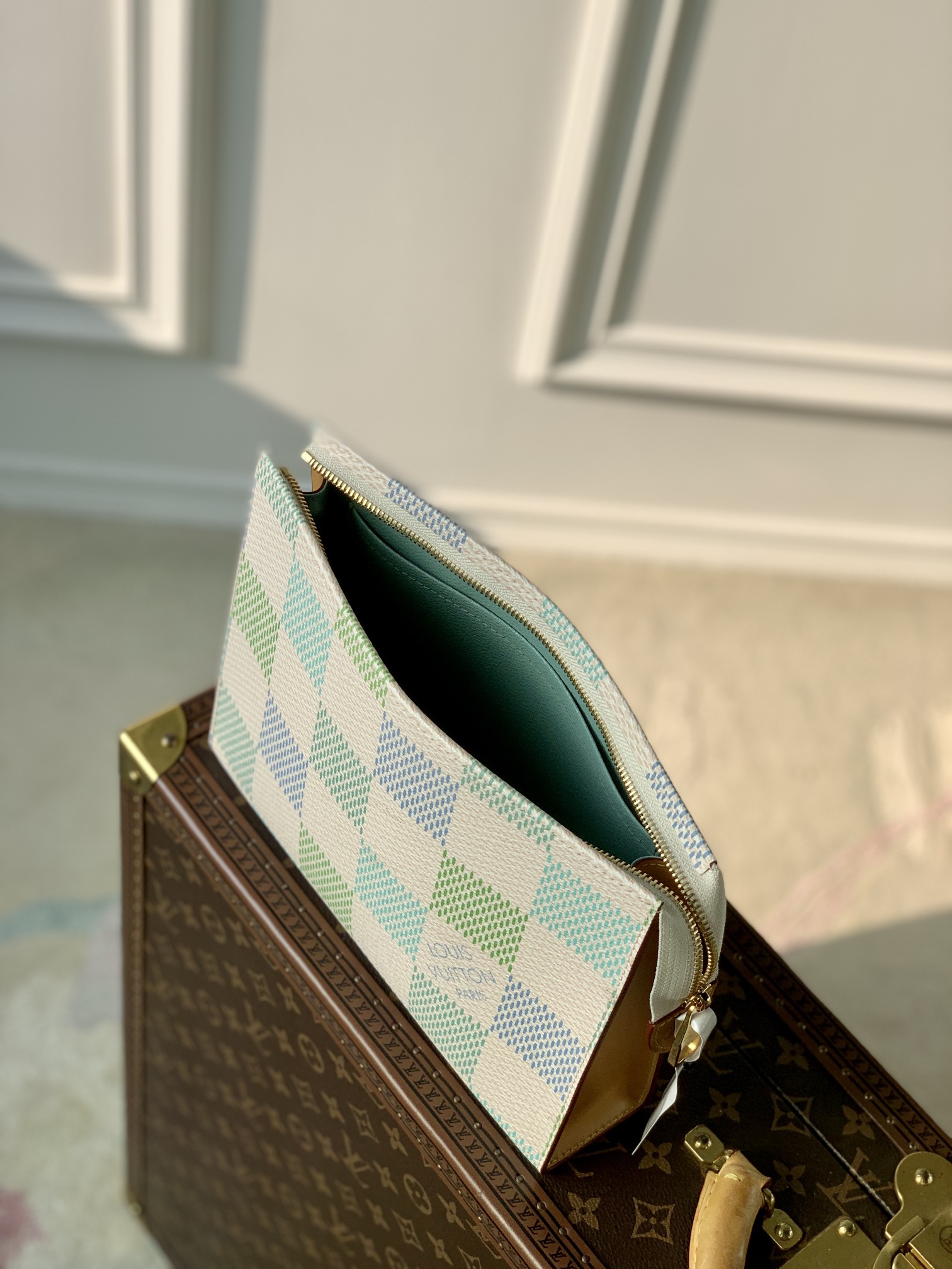 l**is V*t*n pochette accessoires-26x20cm