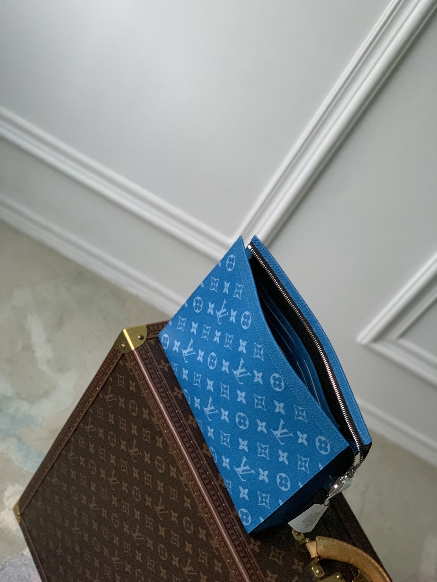 l**is V*t*n pochette accessoires-26x20cm