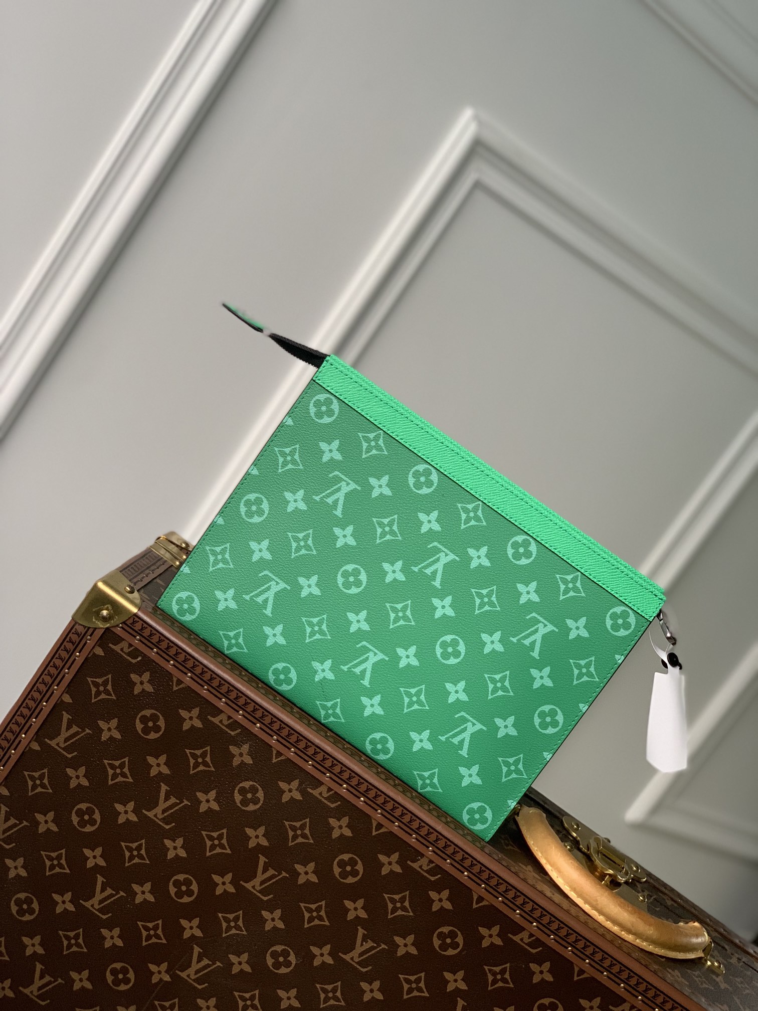 l**is V*t*n pochette accessoires-26x20cm