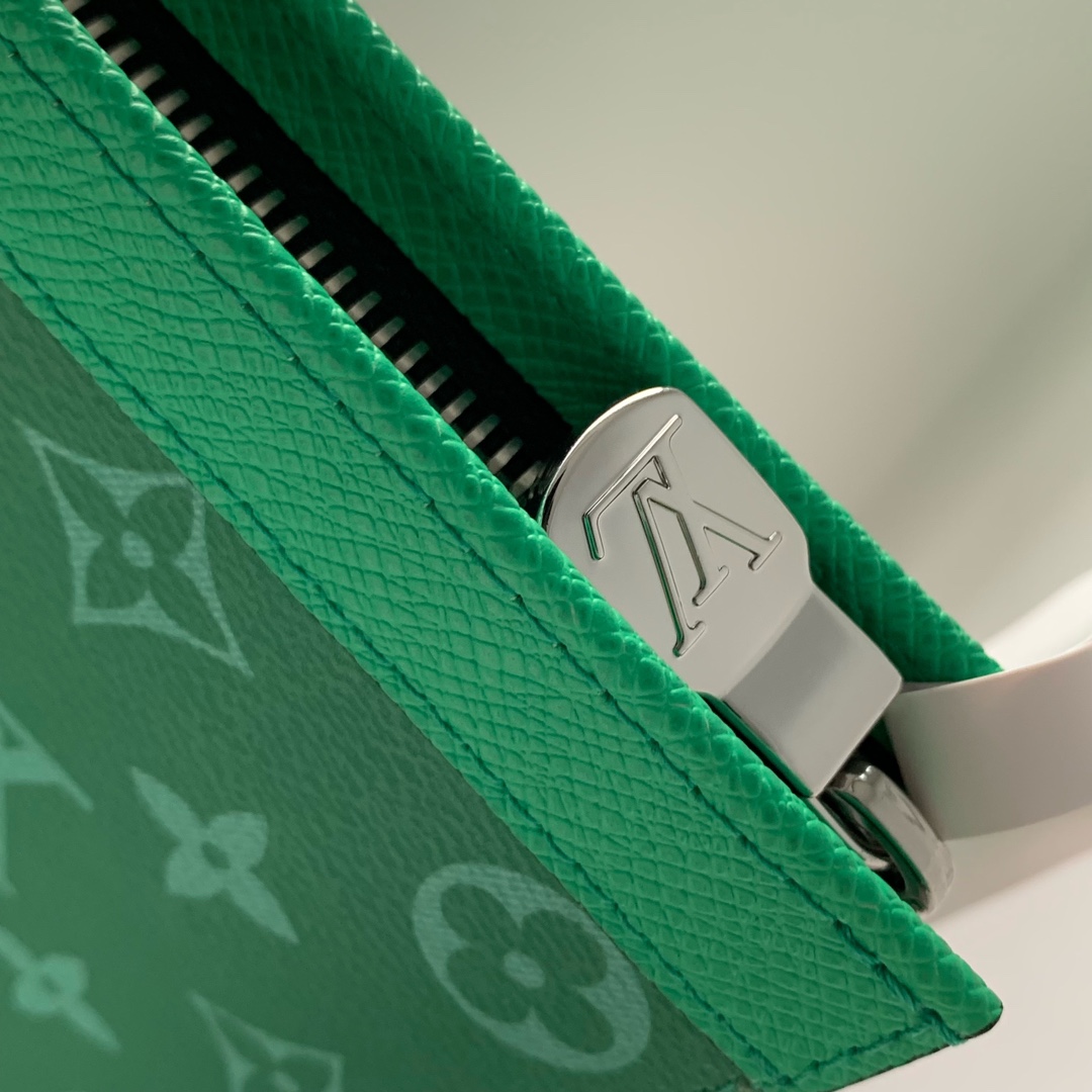 l**is V*t*n pochette accessoires-26x20cm