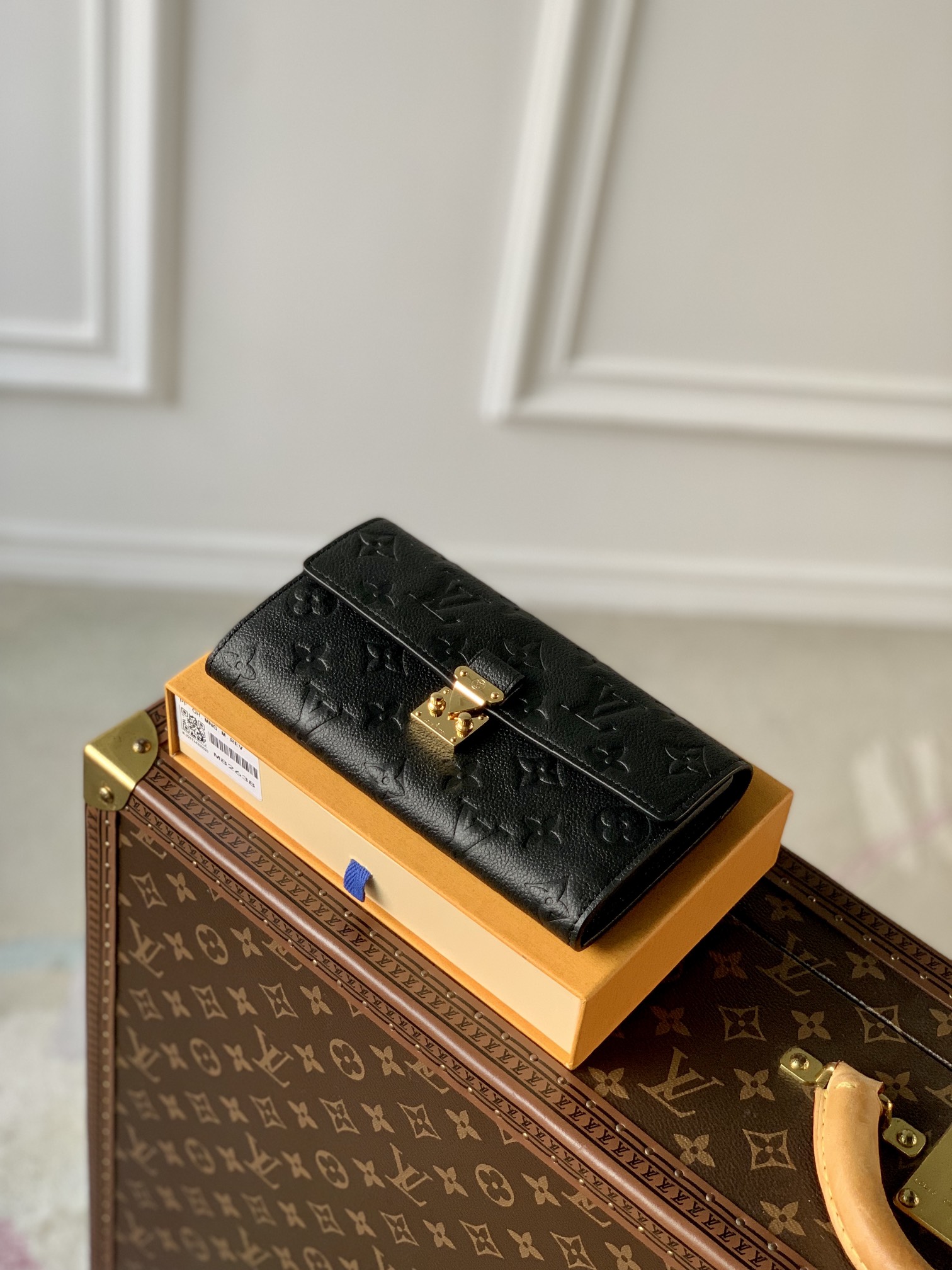 l**is V*t*n wallet-19*11*3cm