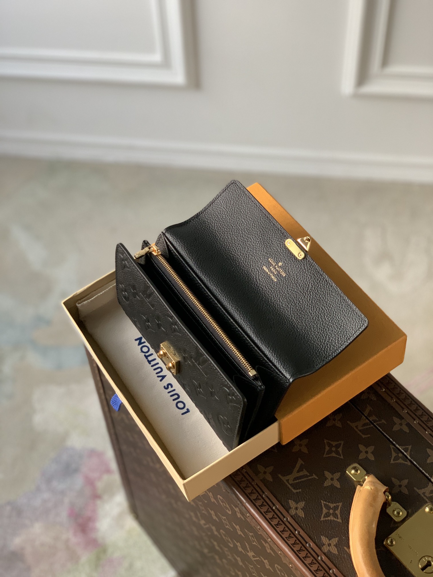 l**is V*t*n wallet-19*11*3cm
