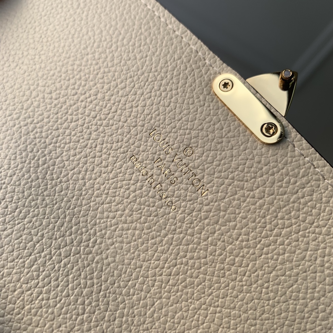 l**is V*t*n wallet-19*11*3cm