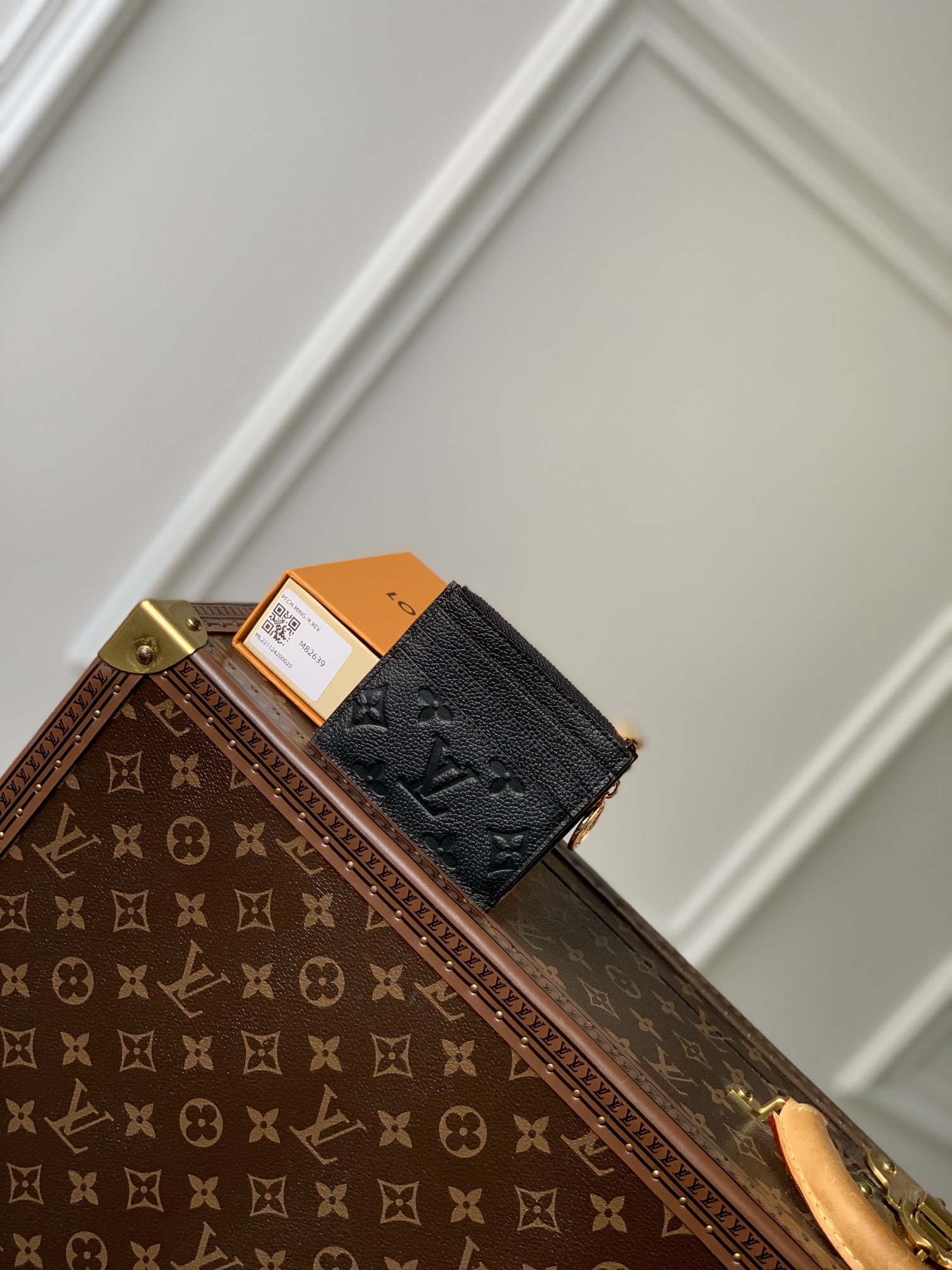 l**is V*t*n wallet-10 x 8.5 x 0.4 cm