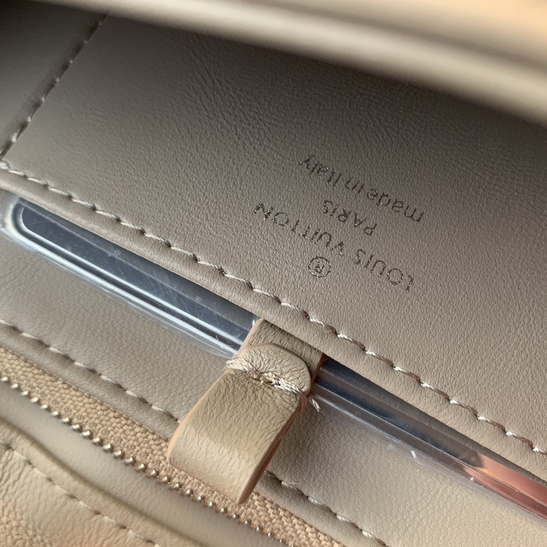 l**is V*t*n go-14 bag-m22891-23.0 x 16.0 x 10cm