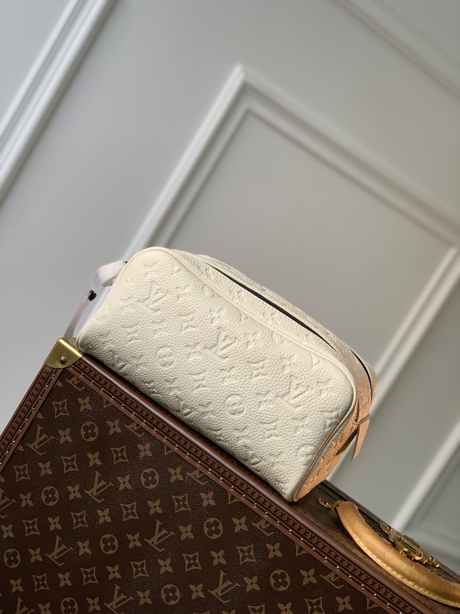 l**is V*t*n locker dopp kit pouch -28 x 15 x 16.5cm