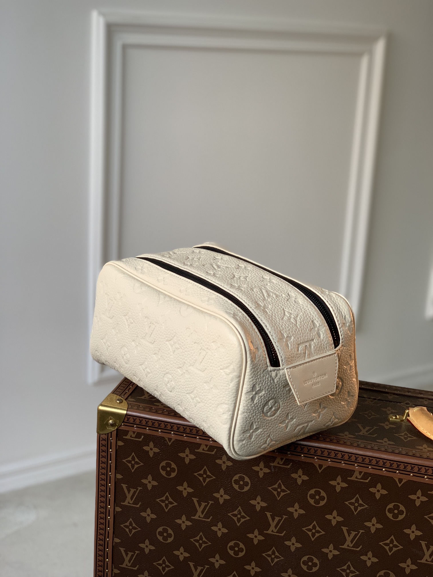 l**is V*t*n locker dopp kit pouch -28 x 15 x 16.5cm