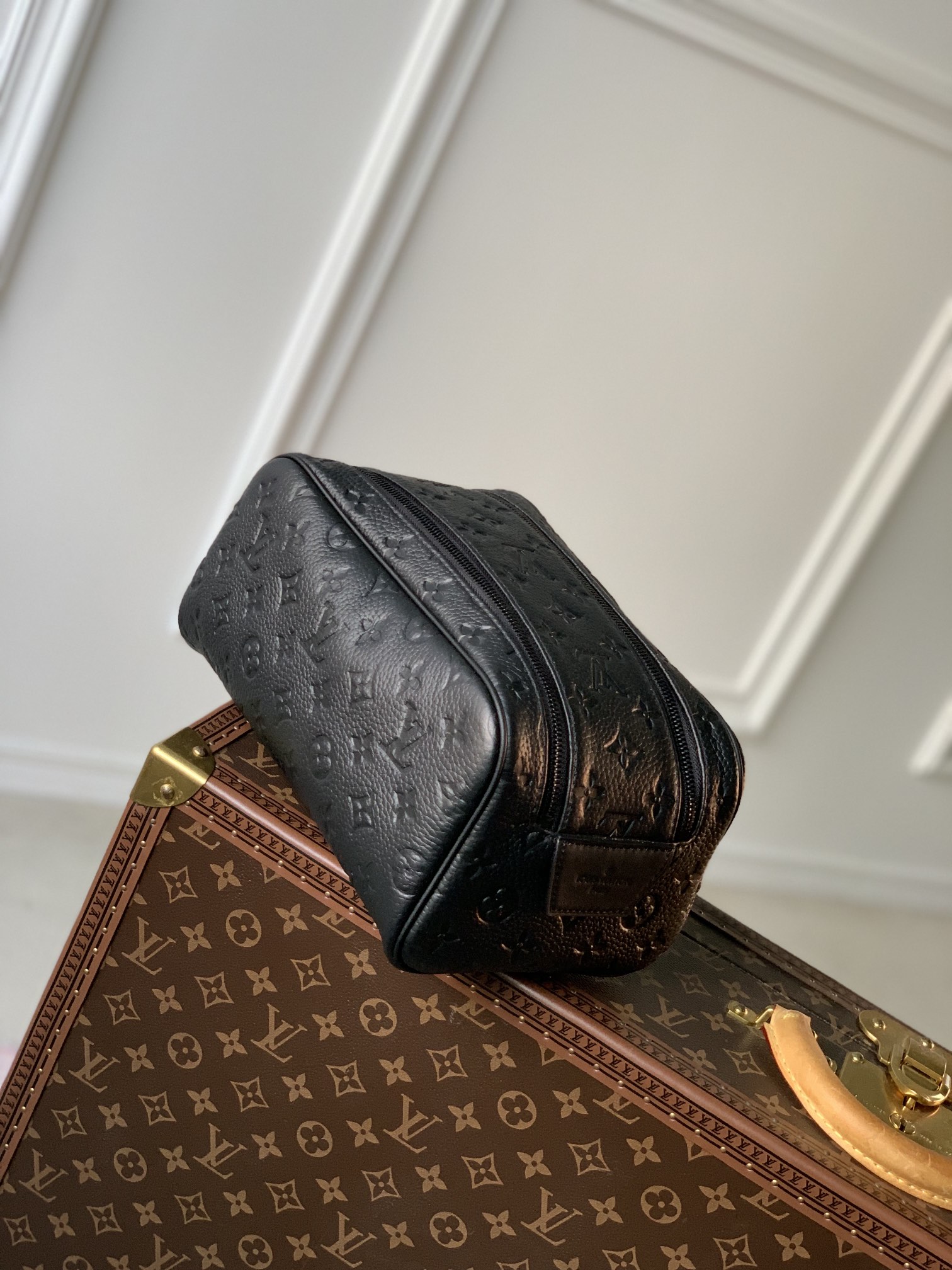 l**is V*t*n locker dopp kit pouch -28 x 15 x 16.5cm