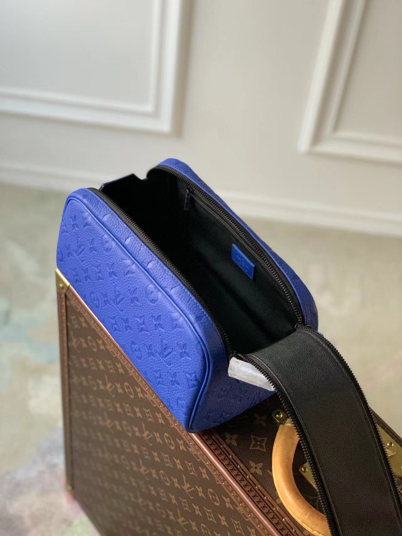 l**is V*t*n locker dopp kit pouch -28 x 15 x 16.5cm