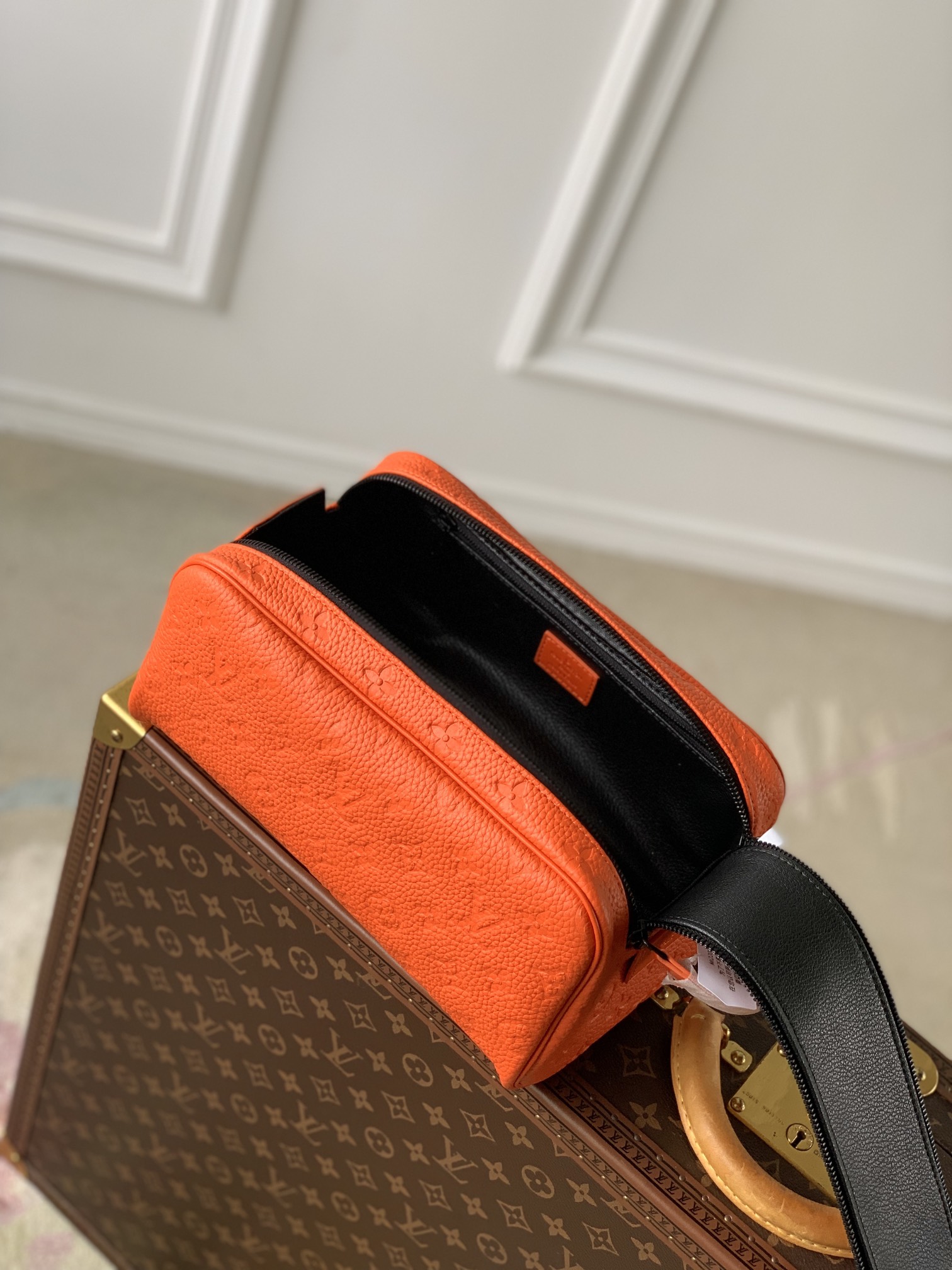 l**is V*t*n locker dopp kit pouch -28 x 15 x 16.5cm