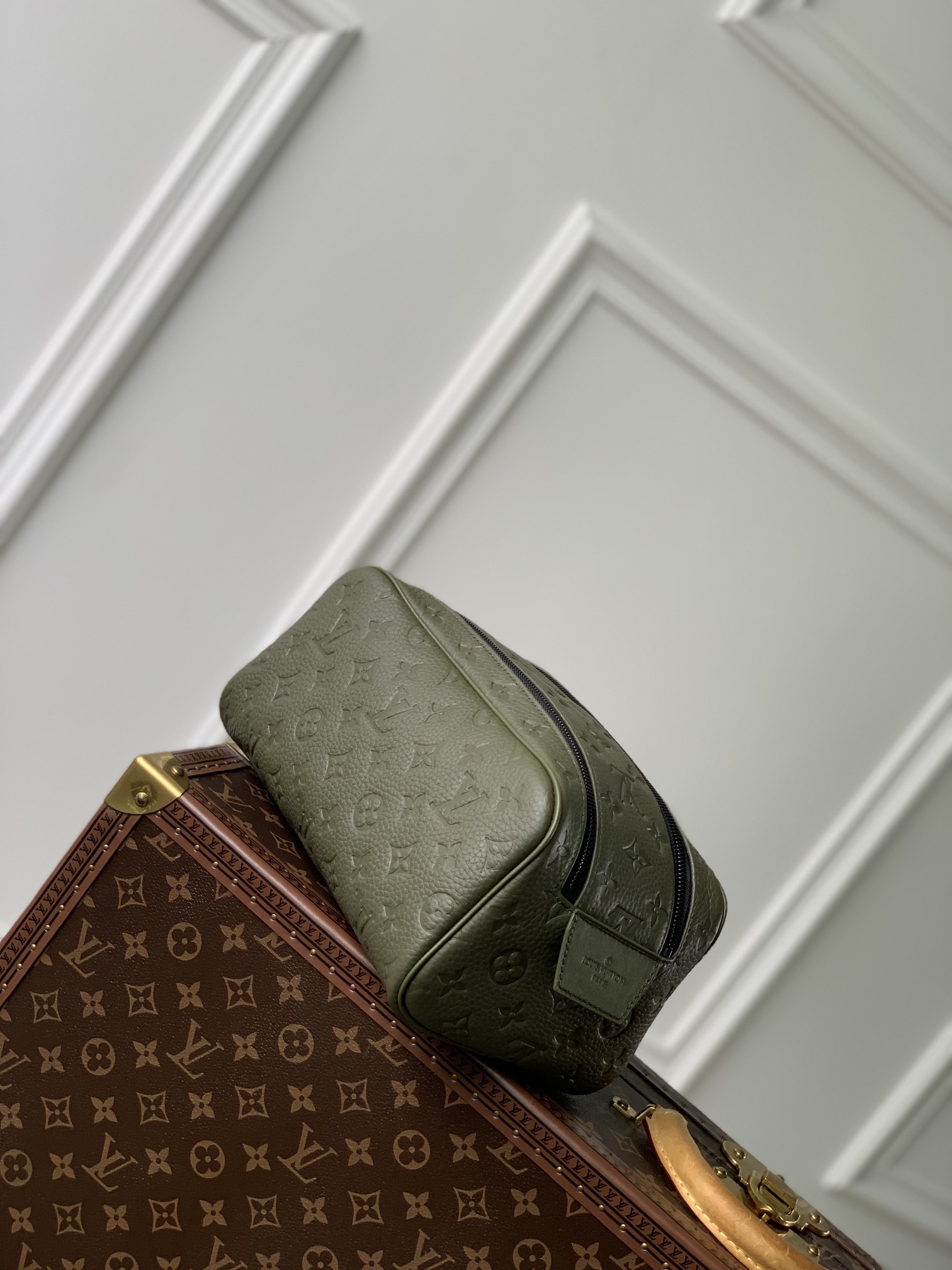 l**is V*t*n locker dopp kit pouch -28 x 15 x 16.5cm