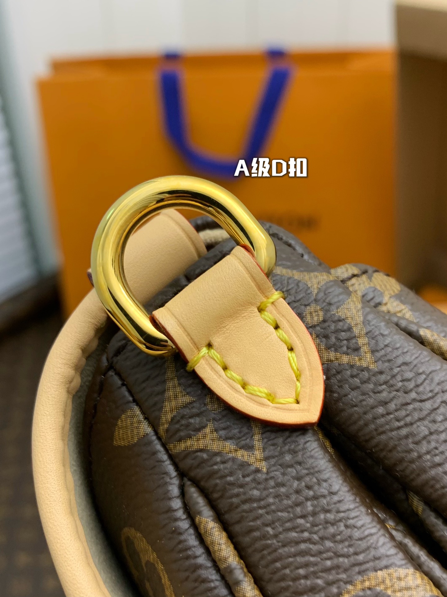 l**is V*t*n saumur bb-20 x 16 x 7.5cm