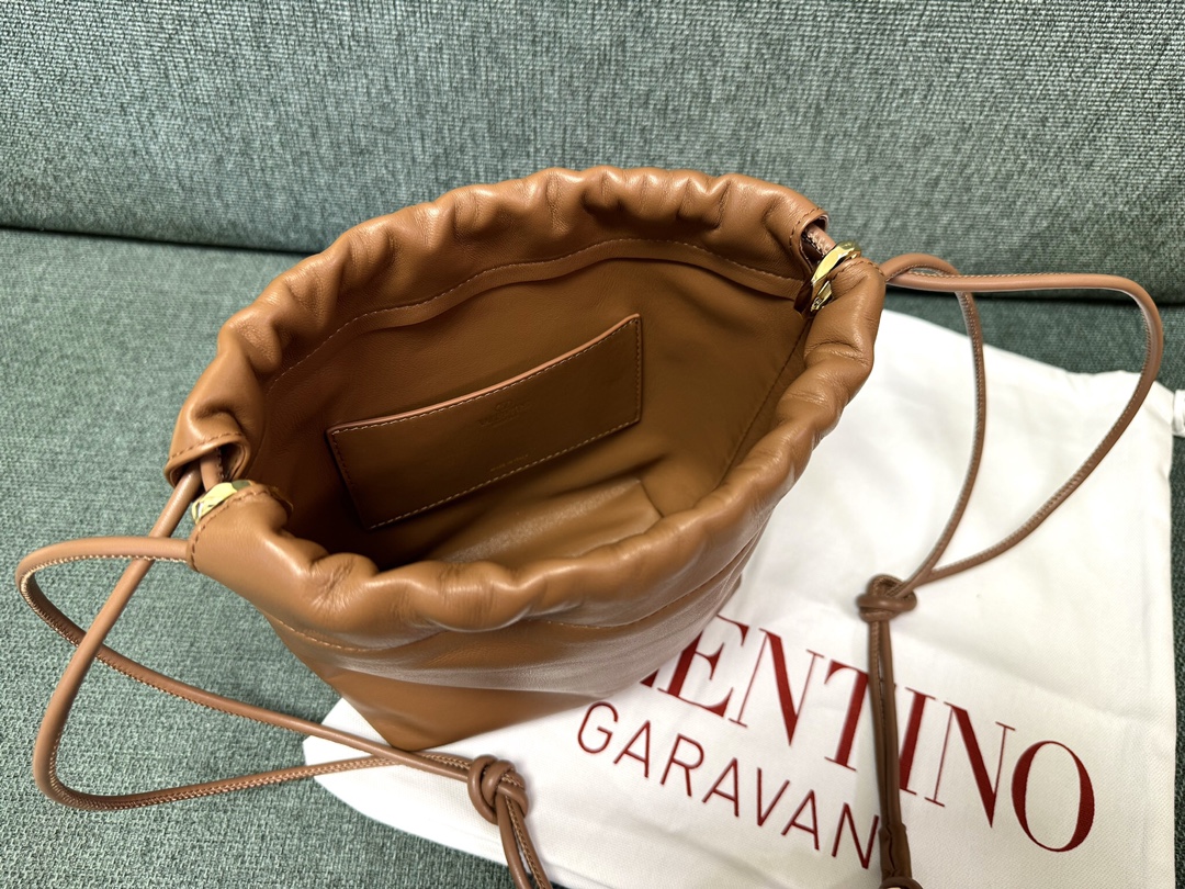 Valentino Garavani Vlogo Pouf Bag-20x17x8CM
