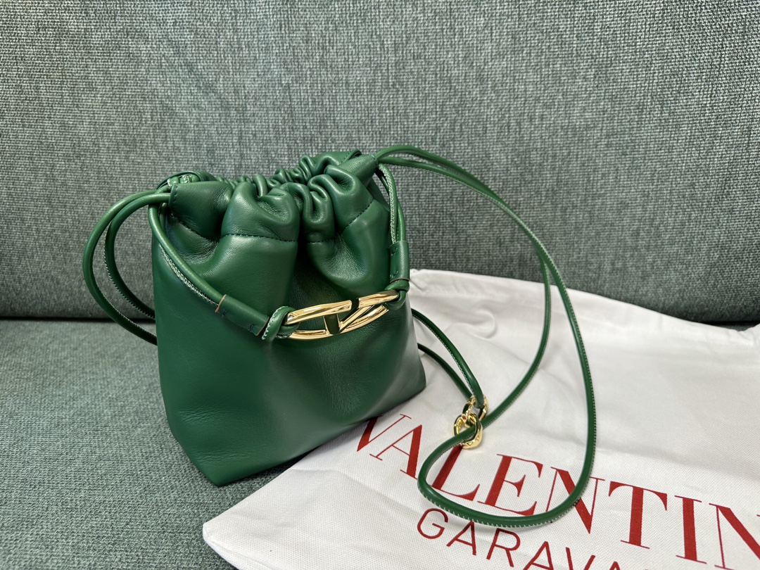 Valentino Garavani Vlogo Pouf Bag-20x17x8CM