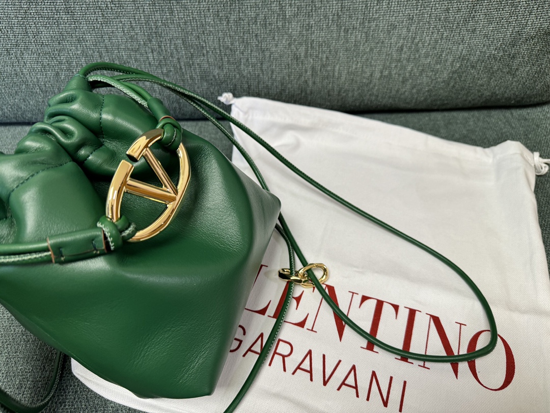 Valentino Garavani Vlogo Pouf Bag-20x17x8CM