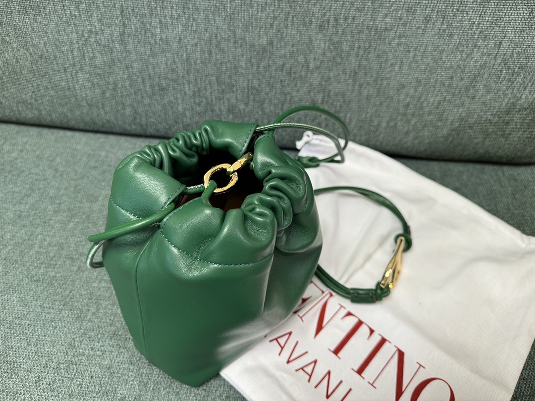 Valentino Garavani Vlogo Pouf Bag-20x17x8CM