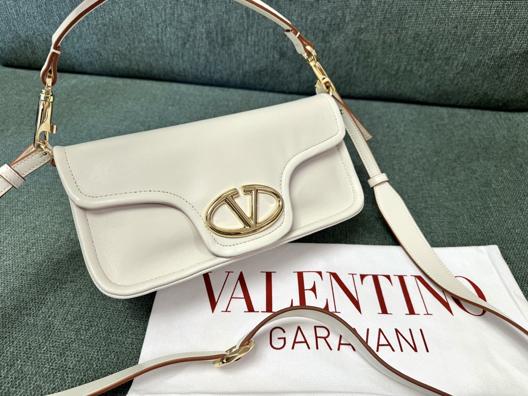Valentino Vlogo Signature Bag-26*1399CM