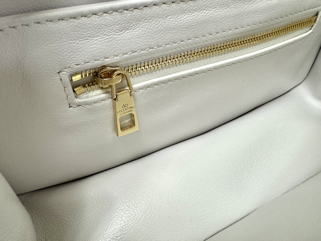 Valentino Vlogo Signature Bag-26*1399CM