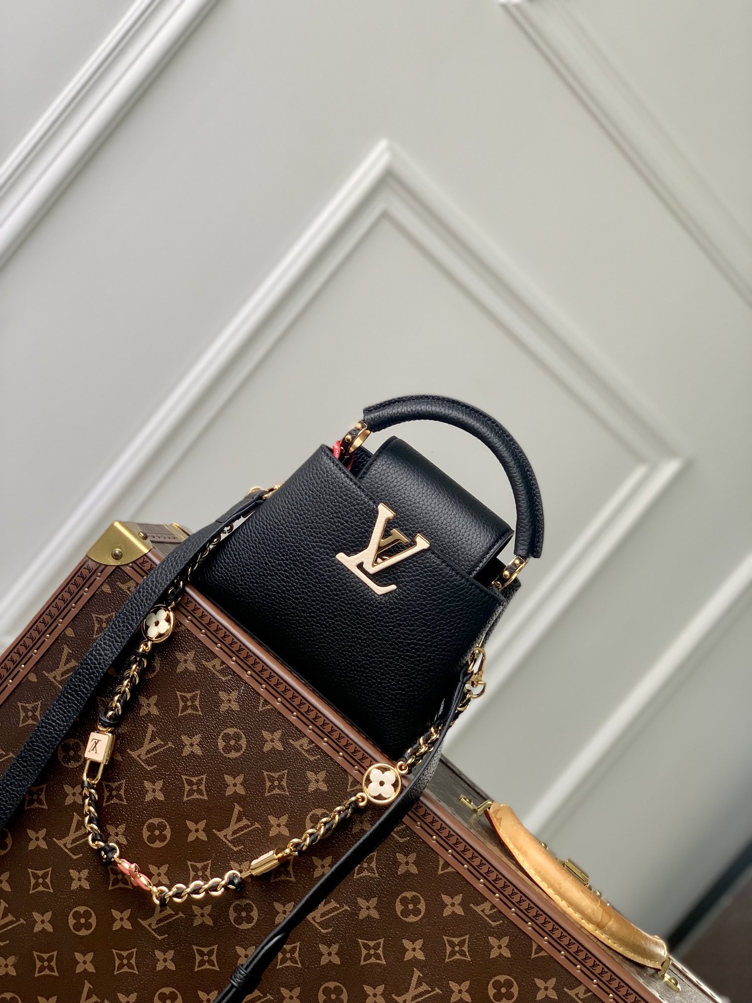 l**is V*t*n capucines handlebag