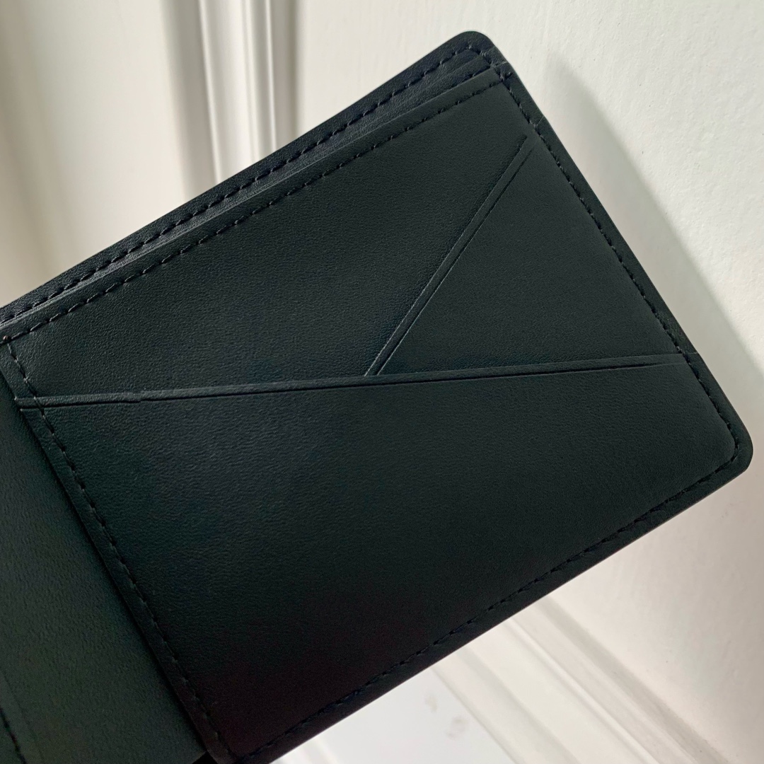 l**is V*t*n wallet-m83333-11.5 x 9 x 1.5cm