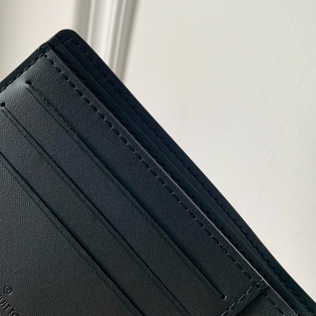 l**is V*t*n wallet-m83333-11.5 x 9 x 1.5cm