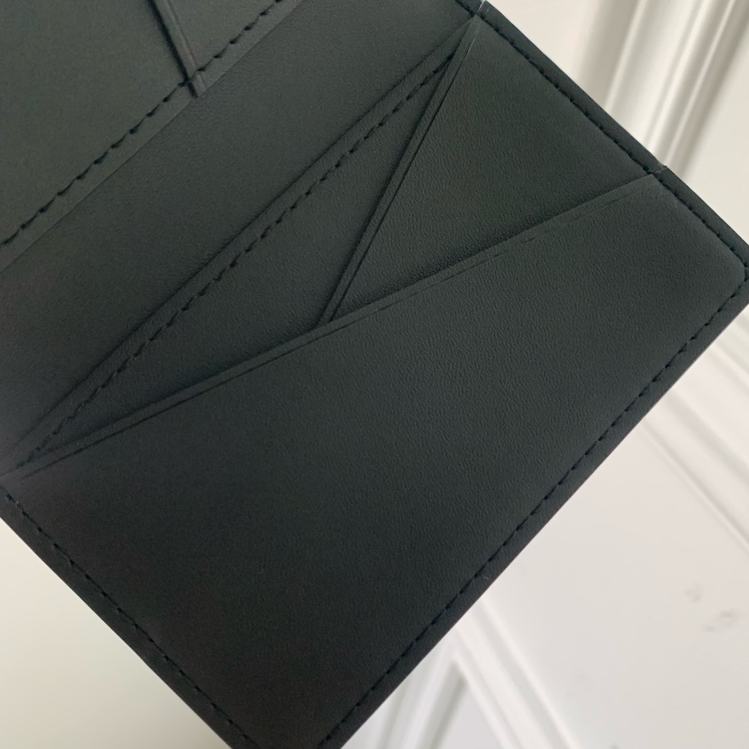 l**is V*t*n wallet-m83330-7.5 x 11.1 x 1cm