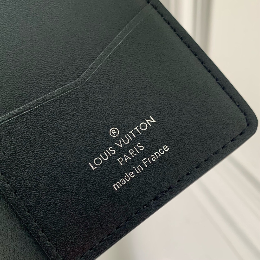 l**is V*t*n wallet-m83330-7.5 x 11.1 x 1cm