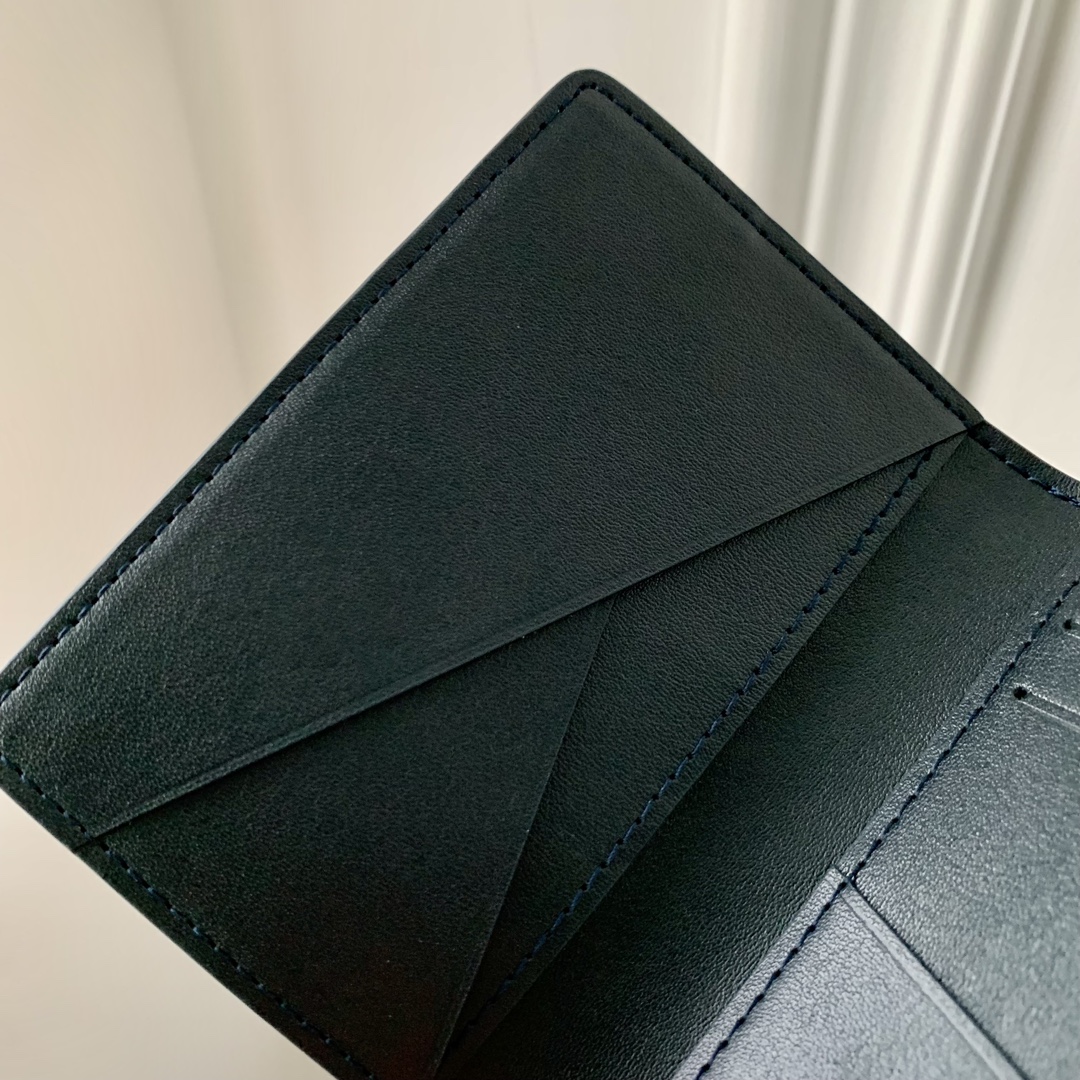 l**is V*t*n wallet m61696