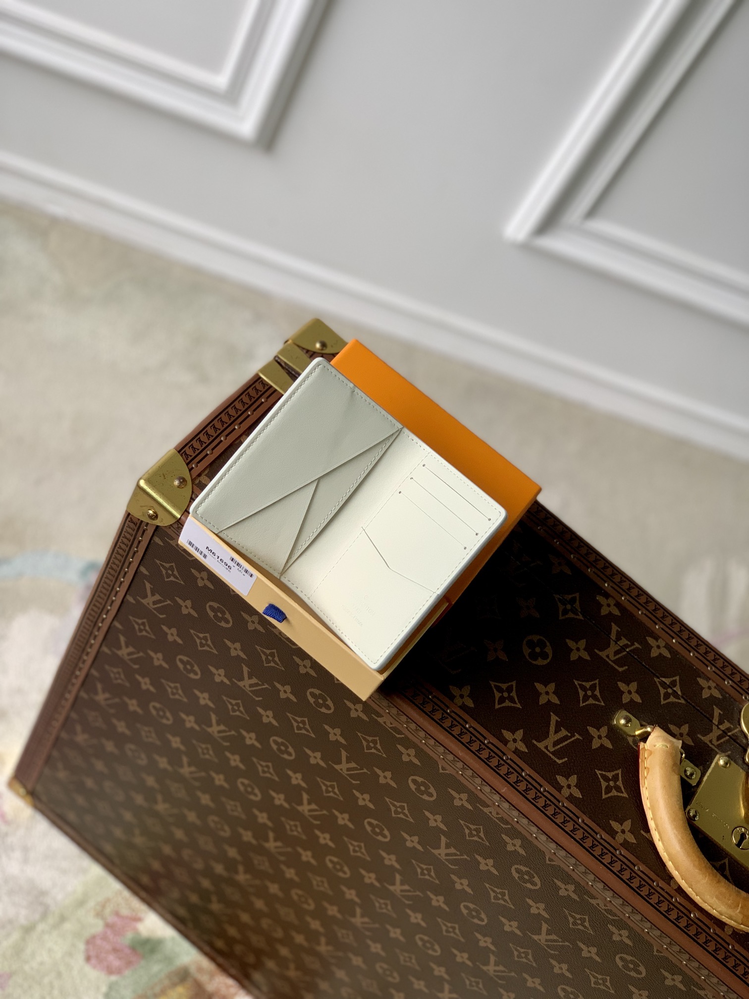 l**is V*t*n wallet m61696