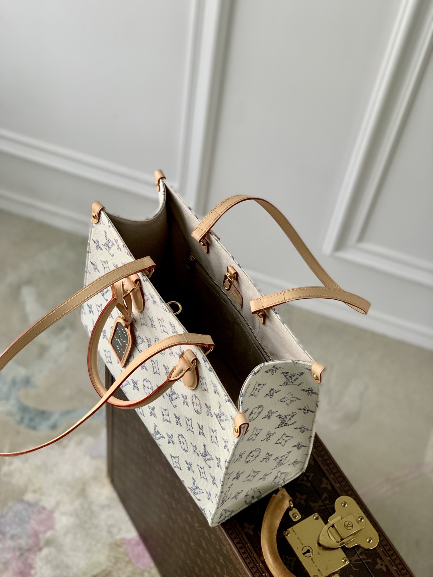 l**is V*t*n onthego handbag-35*27*14cm