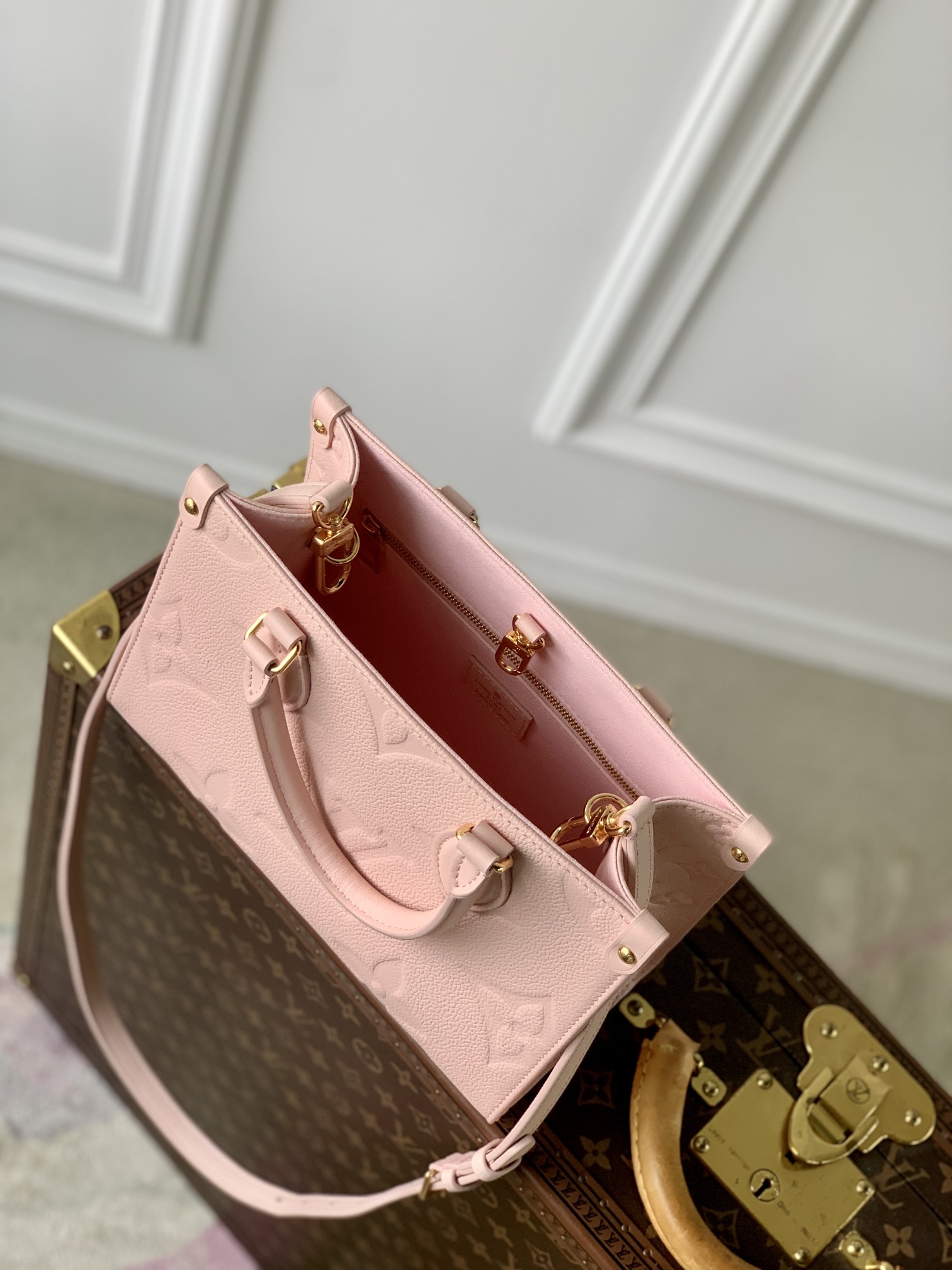 l**is V*t*n onthego handbag-25*19*11.5 cm
