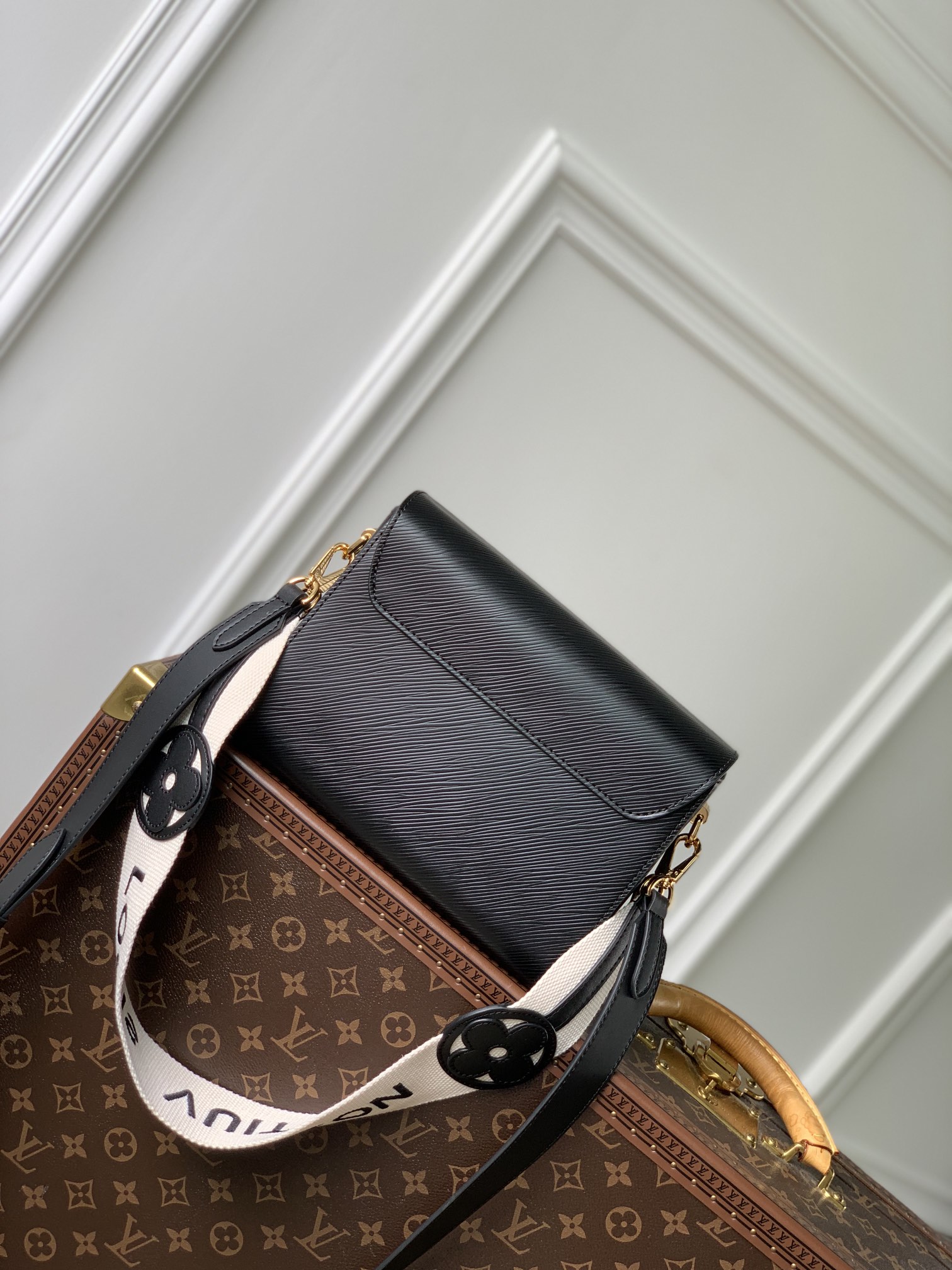l**is V*t*n twist mm-m21040-23 x 17 x 9.5cm