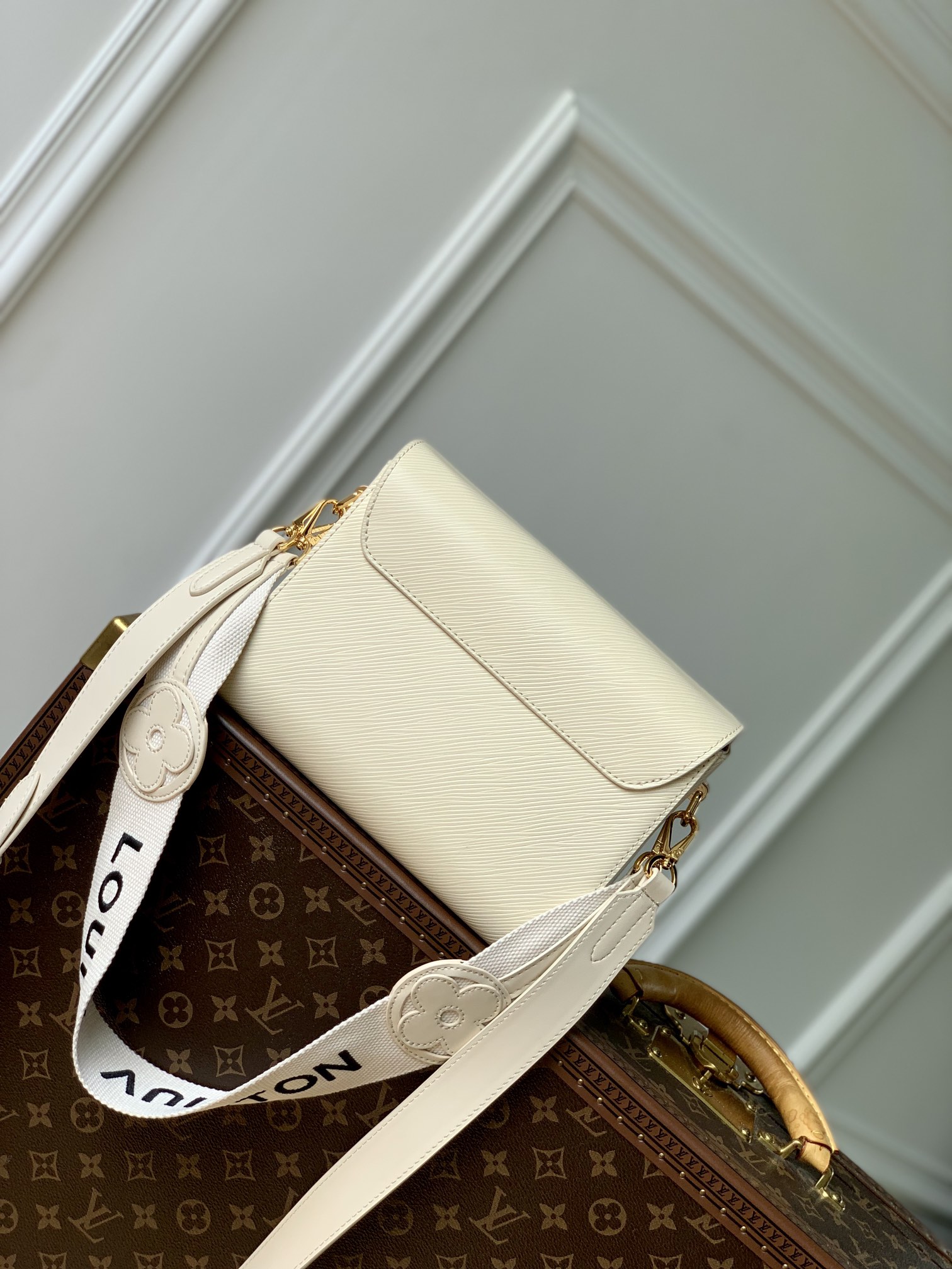 l**is V*t*n twist mm-m21040-23 x 17 x 9.5cm