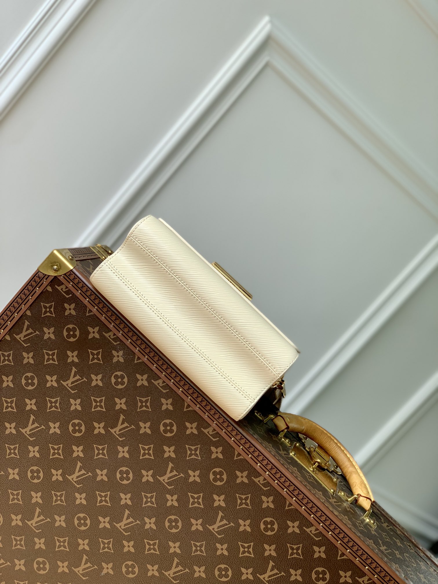 l**is V*t*n twist mm-m21040-23 x 17 x 9.5cm
