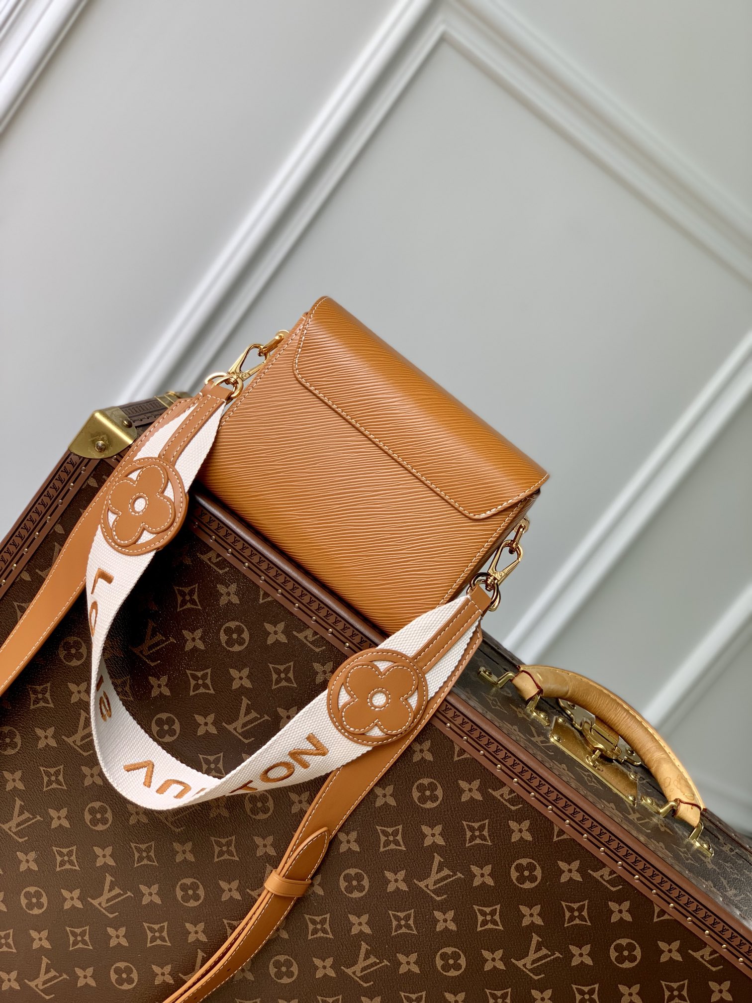 l**is V*t*n twist mm-m21040-23 x 17 x 9.5cm