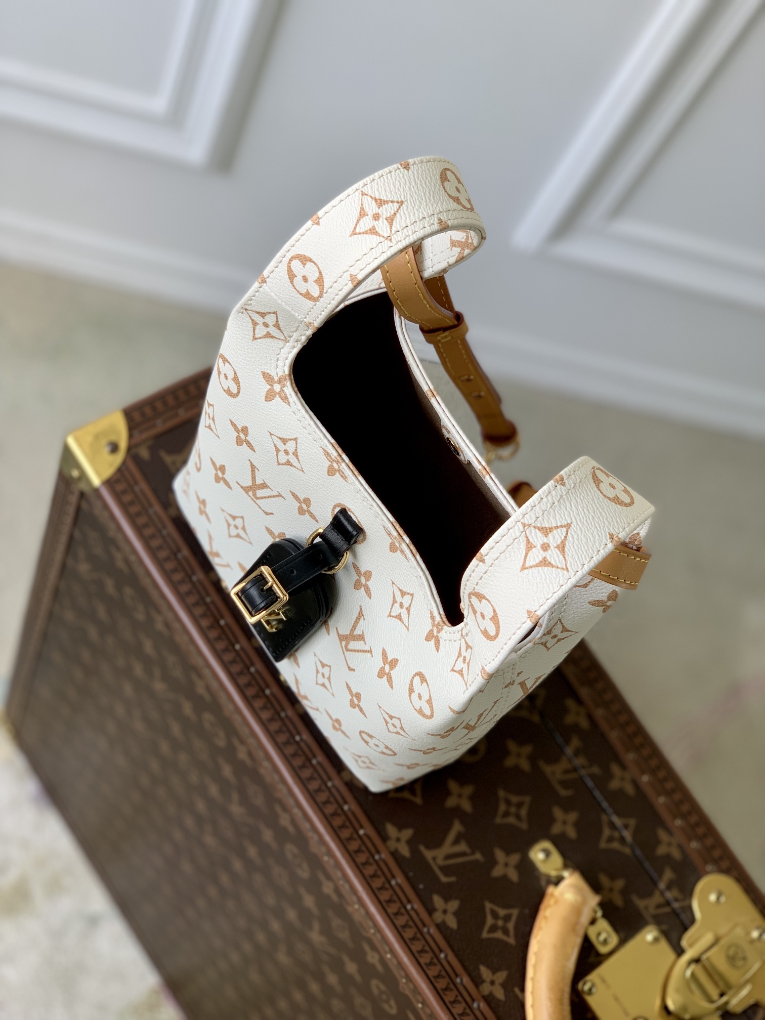 l**is V*t*n atlantis bb handlebag-17x17 x7cm