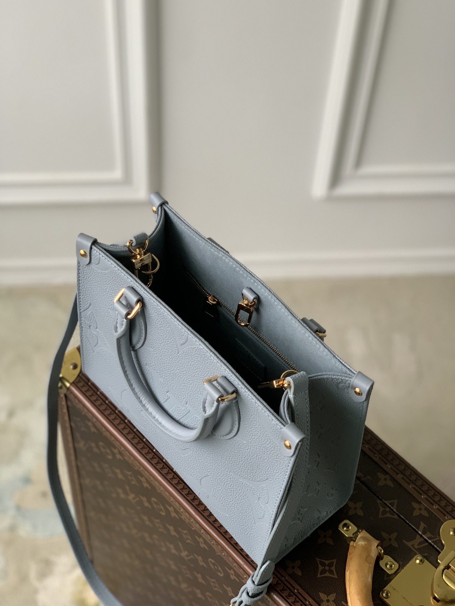 l**is V*t*n onthego handbag-25*19*11.5 cm