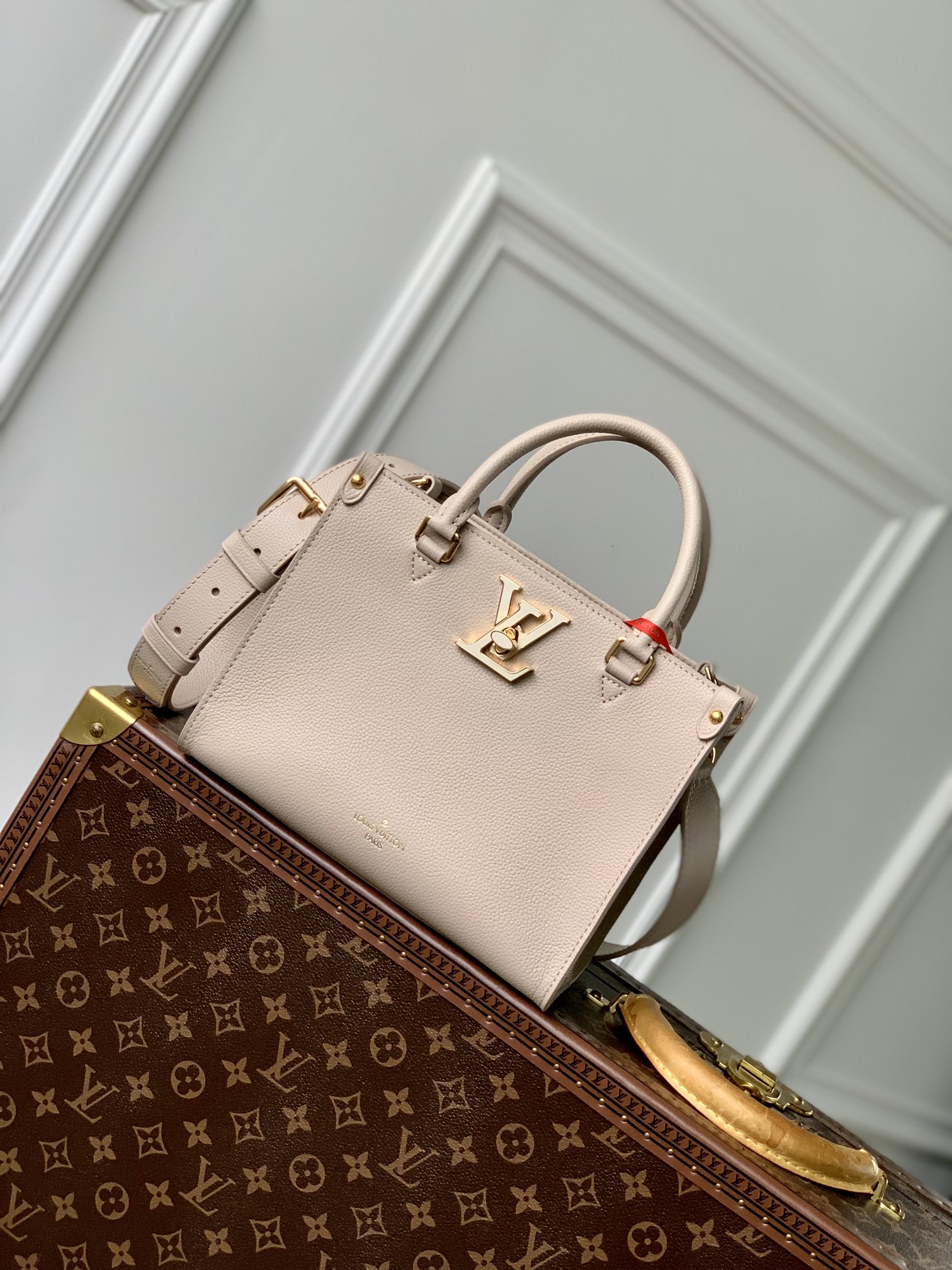 l**is V*t*n lock and go handbag-24.5 x 19 x 10.5cm