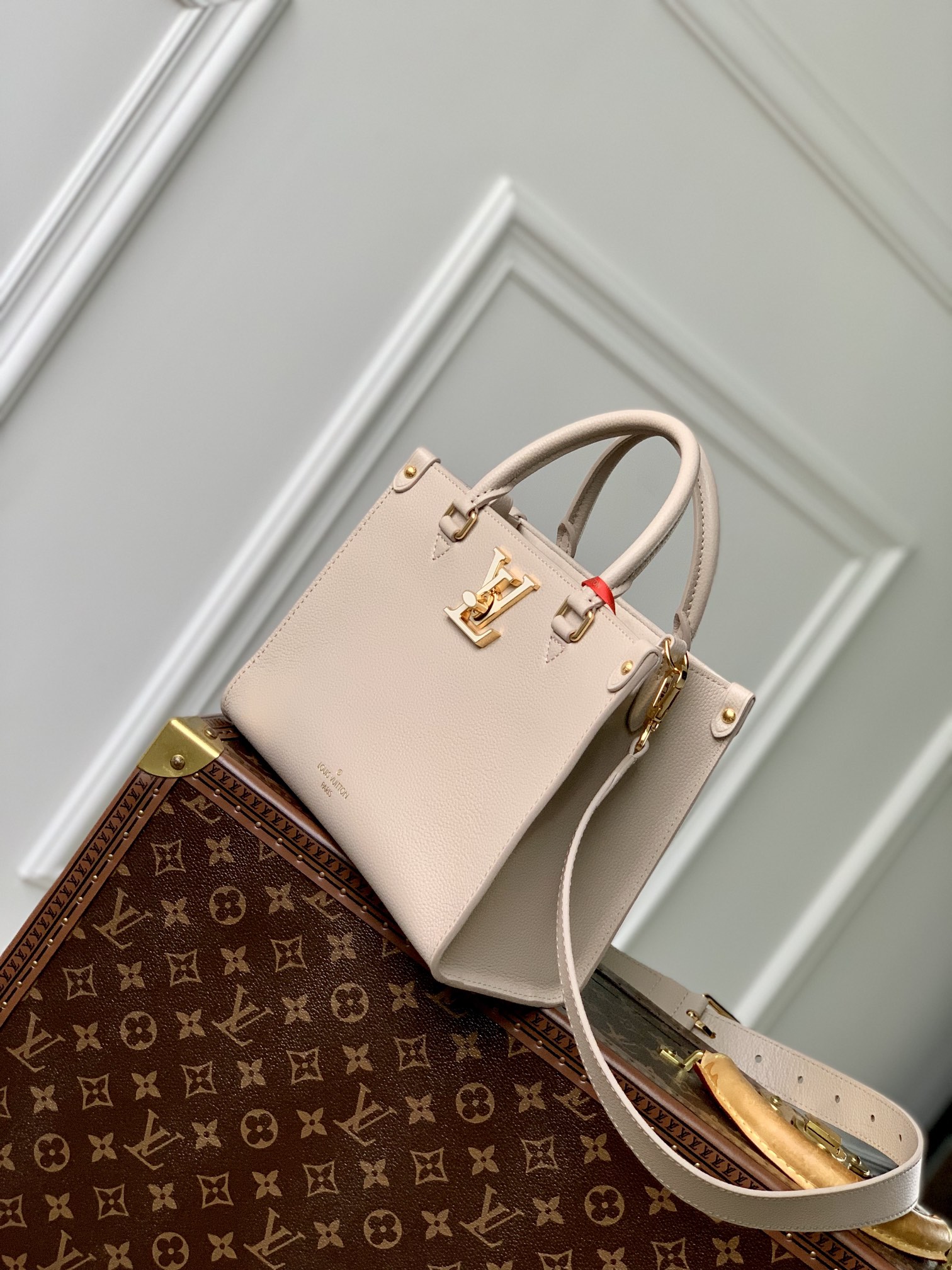 l**is V*t*n lock and go handbag-24.5 x 19 x 10.5cm