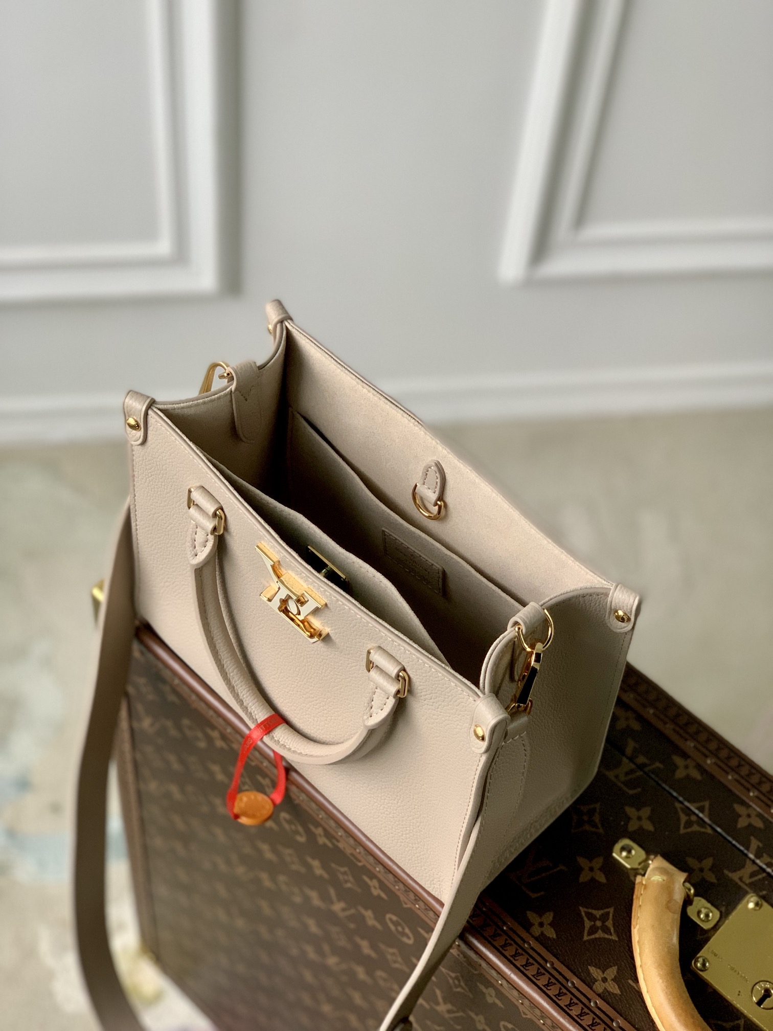 l**is V*t*n lock and go handbag-24.5 x 19 x 10.5cm