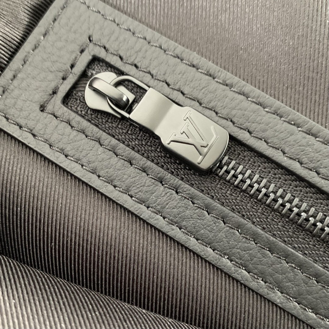 l**is V*t*n excursion tote bag-33 x 37 x 13cm